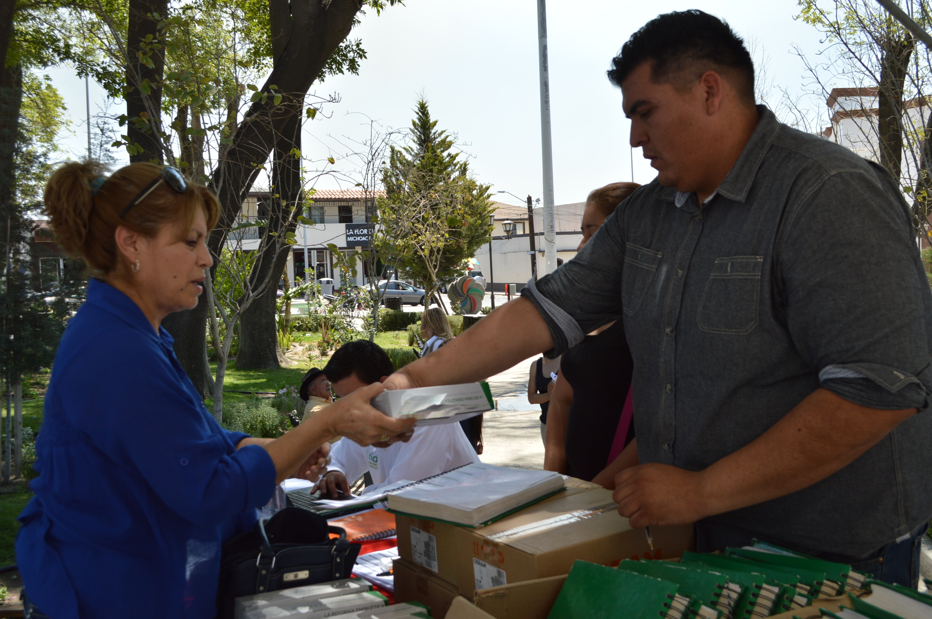 Entregan Focos Ahorradores en Tecate
