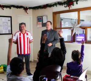 Niños y niñas de casas hogar con entrada gratis a pista de hielo: DIF Municipal