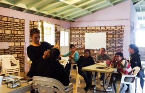 Imparte DIF Tecate taller Maquillaje con causa a mujeres