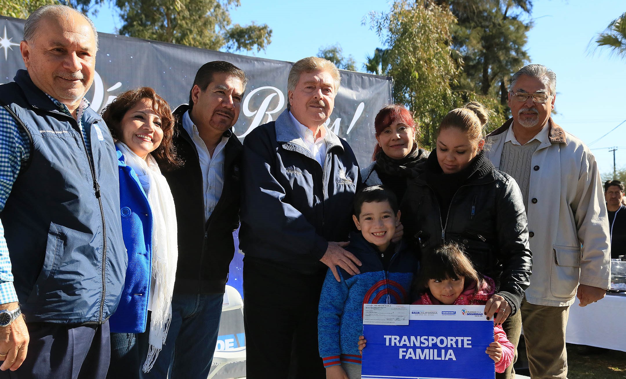 Entrega Gobernador Kiko Vega apoyos de transporte a familias y adultos mayores