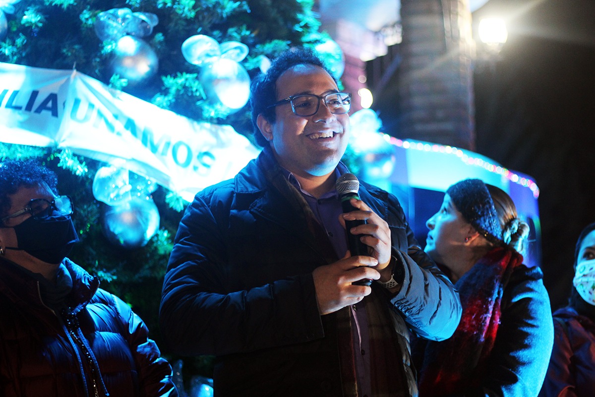 Ayuntamiento realiza encendido de árbol navideño