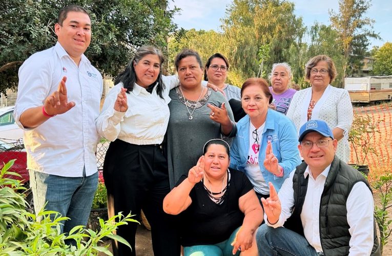 Edna Huerta visita a residentes de Valle de las Palamas