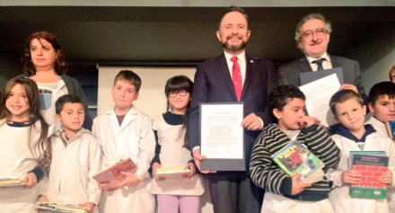 Firman histórico acuerdo de donación de libros para las “Escuelas México” el Fondo de Cultura Económica y la Embajada de México