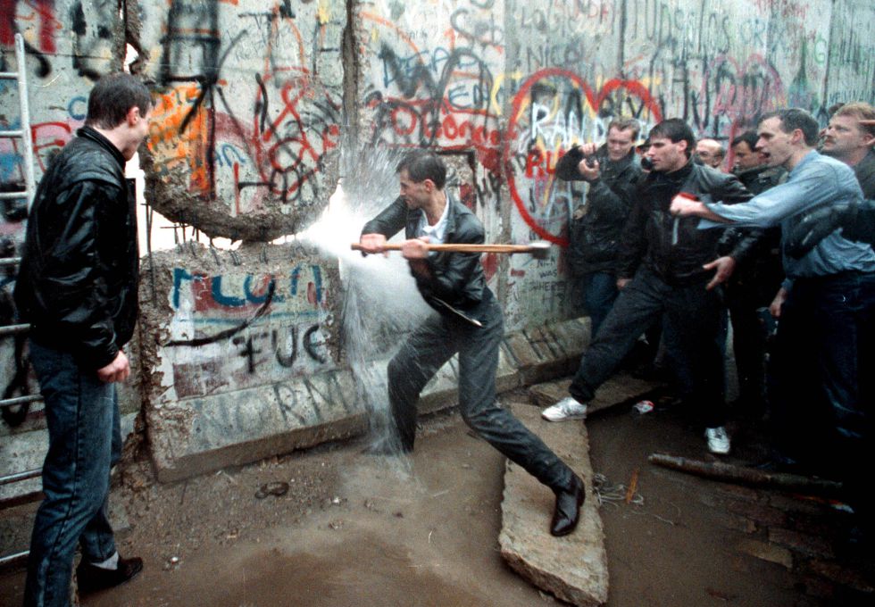 27 años de la caída del Muro de Berlín; Trump promete uno en México