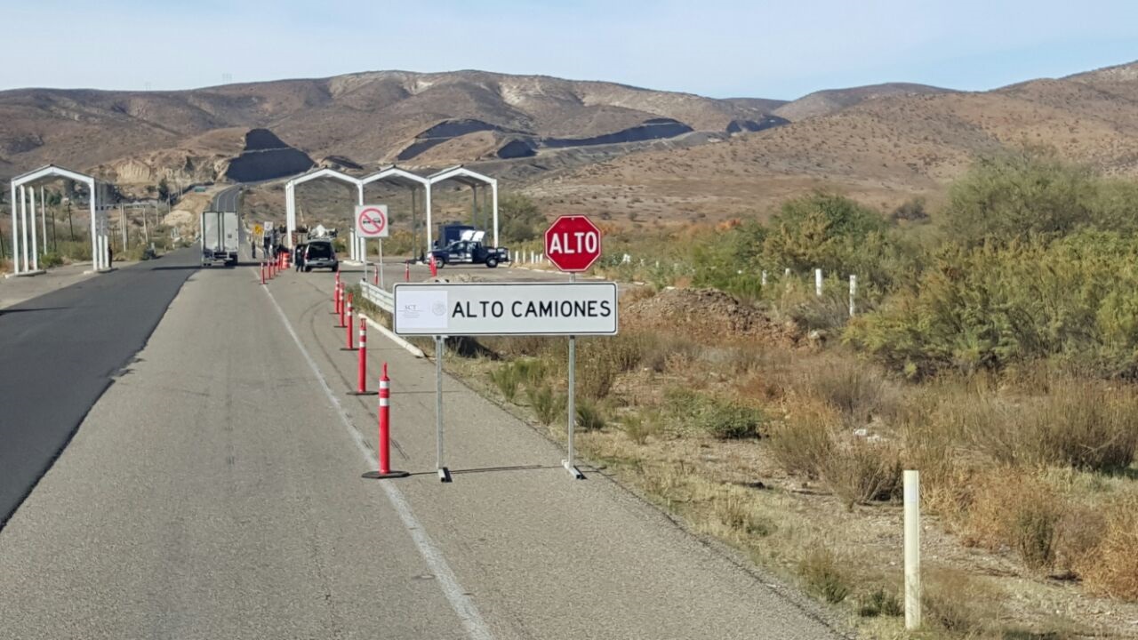 Operativo de peso y dimensiones en la carretera Tecate- El Sauzal