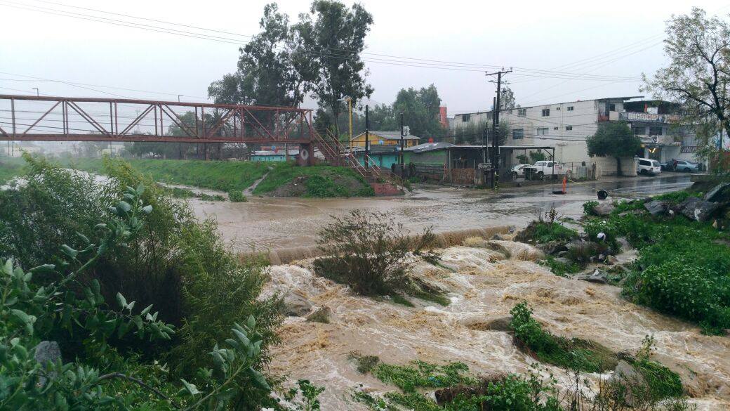 Avenida obstruida por fuerte corriente del Río Tecate