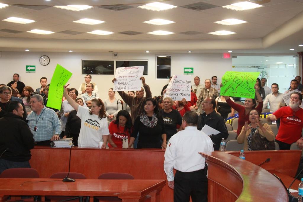 Manifestantes obligan a suspender sesión del Congreso