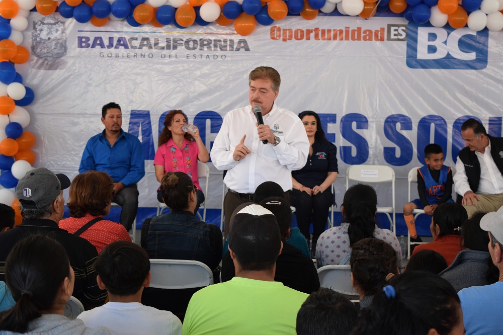 Festeja Gobernador Francisco Vega a niños de Ensenada