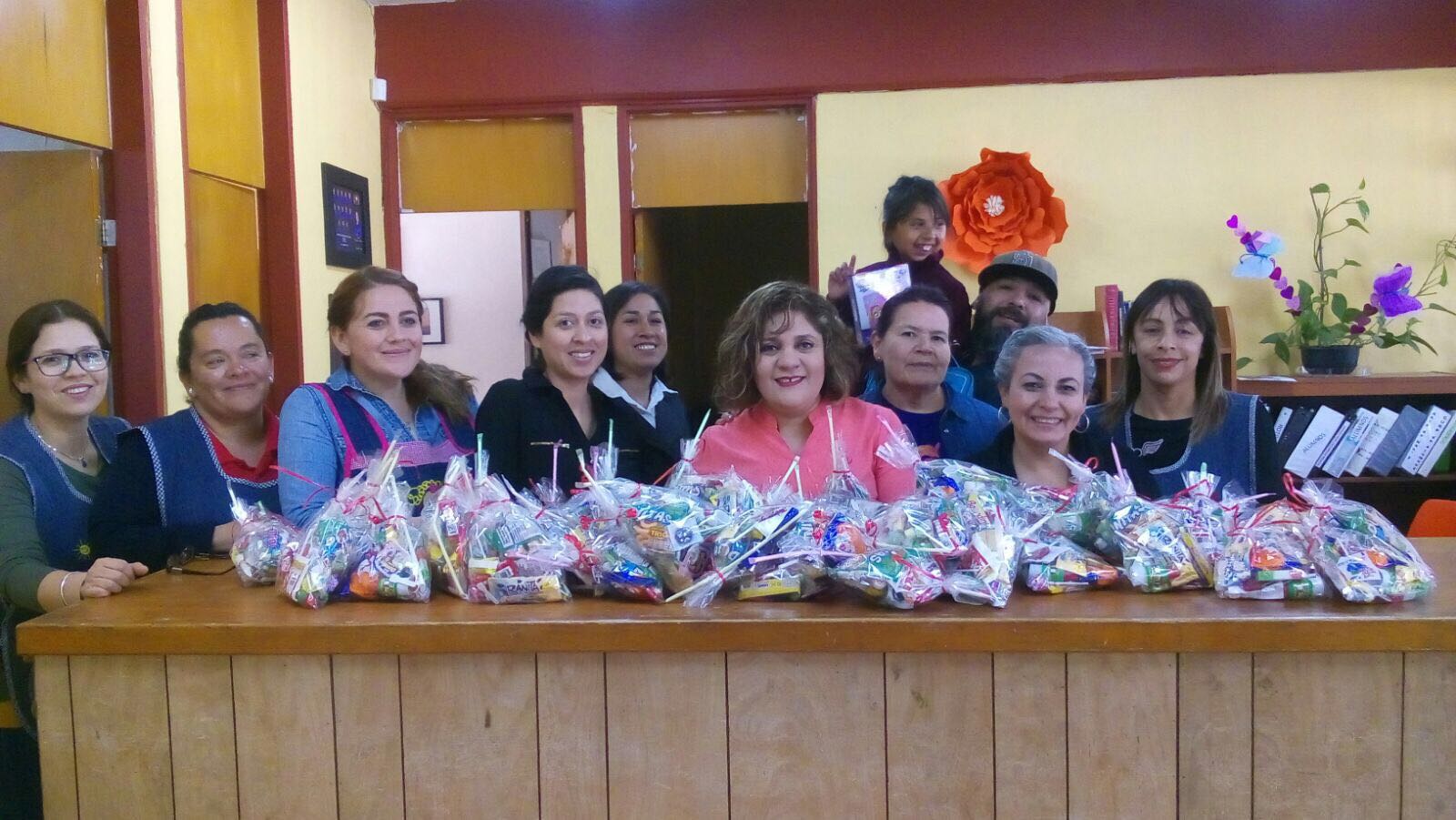Regidora Frikzia Flores entrega juguetes y dulces a niños de Tecate