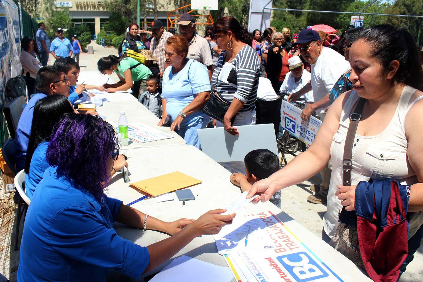 Entregan apoyos sociales a familias tecatenses