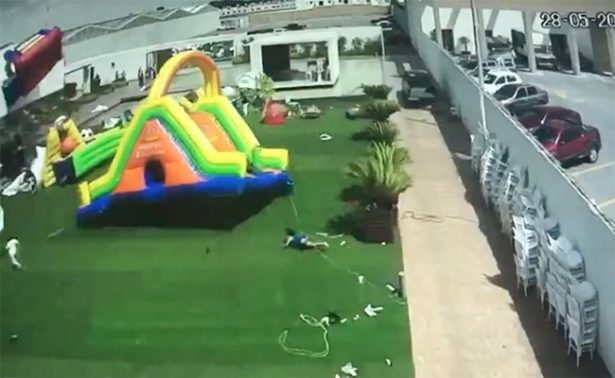 Viento se lleva inflable con todo y niños en SLP