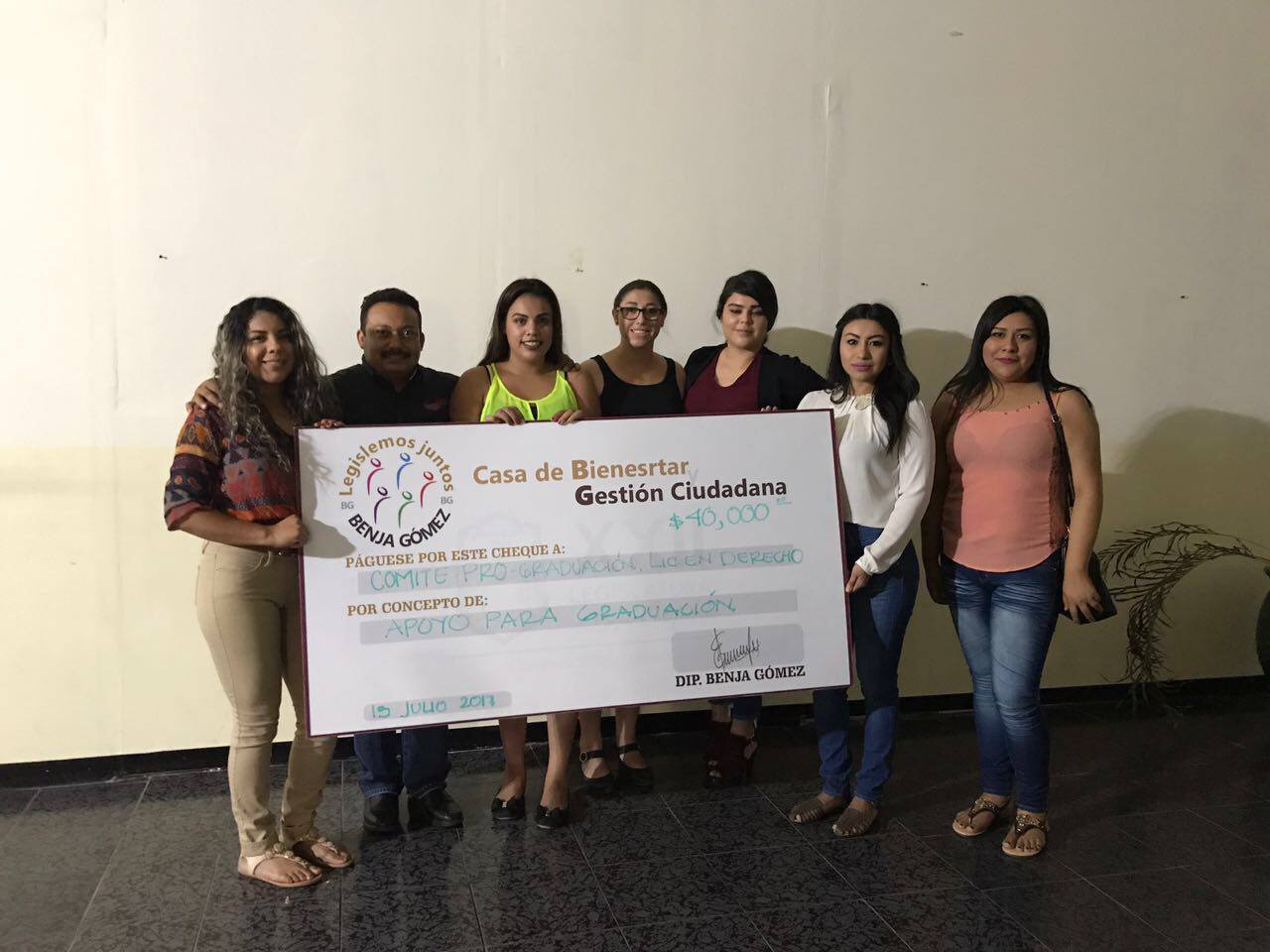 Entrega Benjamín Gómez apoyo a estudiantes de derecho