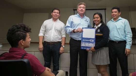 Entrega Gobernador “Becas transporte joven BC” a estudiantes de Tecate