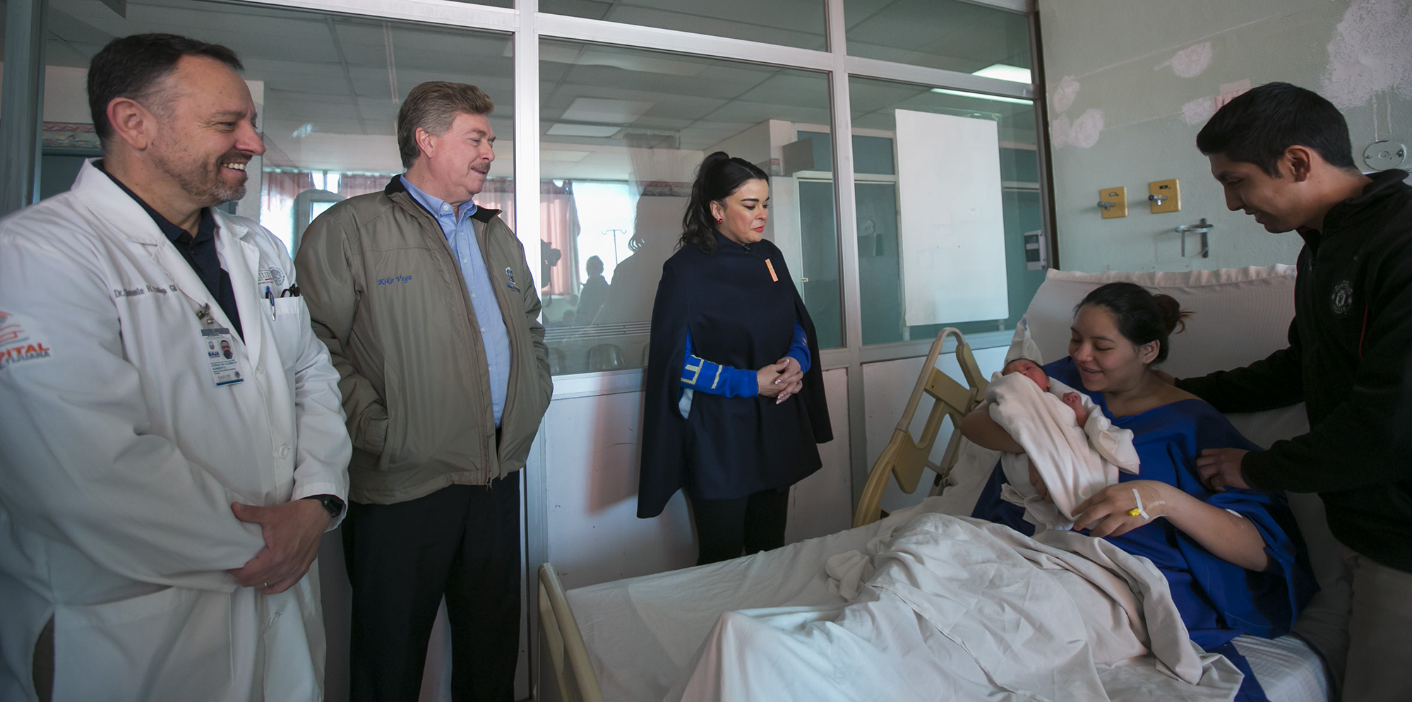 Entregaron Gobernador Francisco Vega y Señora Brenda Ruacho cuneros con regalos a los primeros bebés nacidos en Navidad