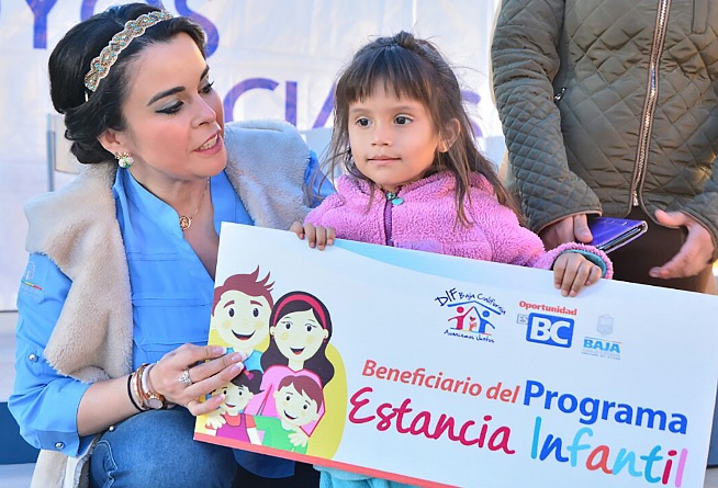 Entrega Presidenta de DIF Estatal apoyos sociales por más de un millón de pesos y dos licencias de operación a casas hogar