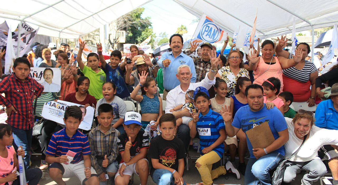 FESTEJA JORGE RAMOS A LAS MAMÁS Y NIÑOS DE LA ZONA ESTE