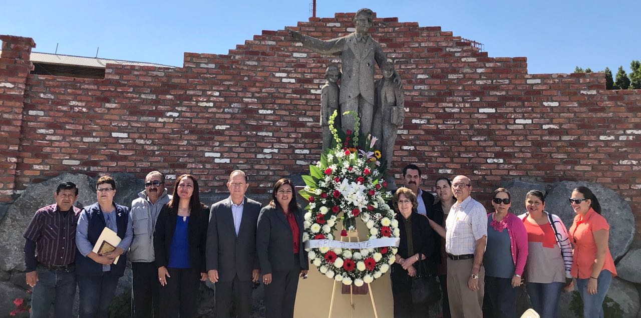 Encabezan autoridades del Gobierno Municipal de Tecate, ceremonia del Día del Maestro