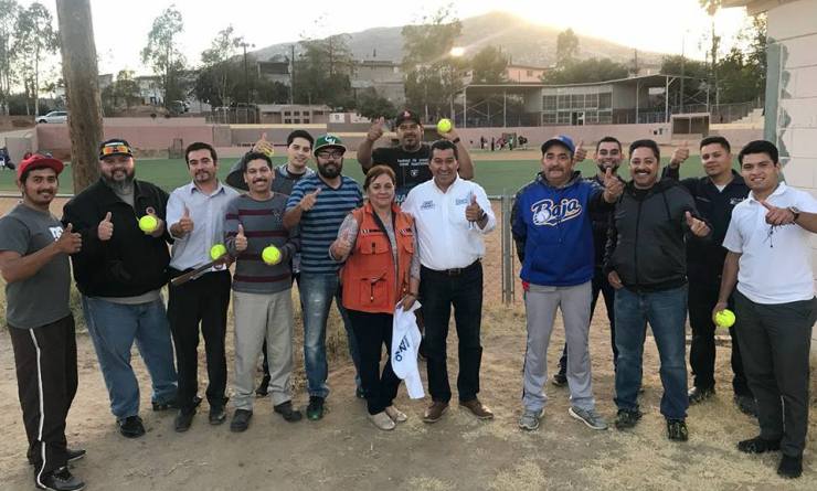 Convive Candidato Juan Ramón con integrantes de la liga de sóftbol del municipio de Tecate y artesanos de Playas de Rosarito