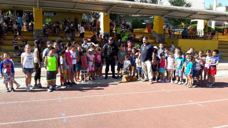 Unidad K9 visita a niñas y niños en los Cursos de Verano Imdete 2018