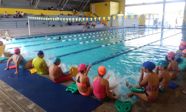 Niñas y niños disfrutan de alberca semiolímpica en Curso de verano Imdete 2018