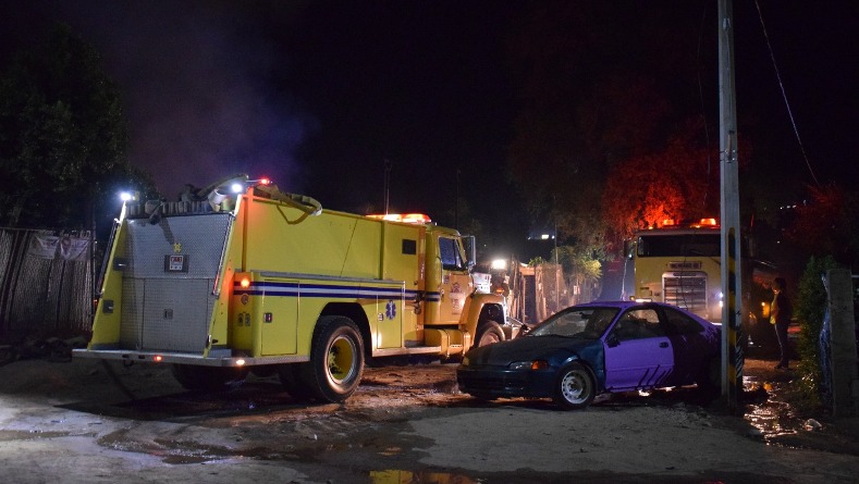 Bomberos de Tecate sofocan incendio de dos viviendas en la colonia Olivos