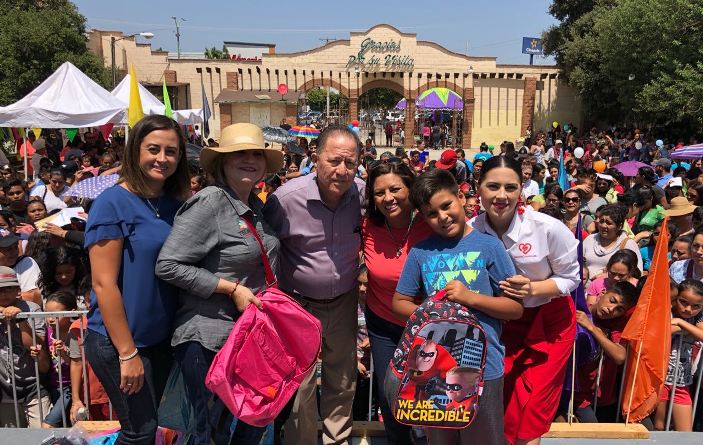 Un feliz regreso a clases tendrán niñas y niños, gracias a la Feria de los Valores del Gobierno Municipal y DIF Municipal Tecate se obsequiaron mochilas y útiles escolares para ellos