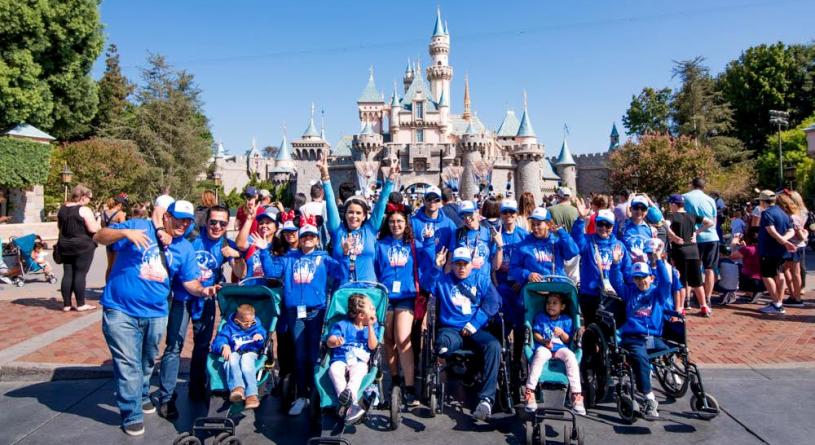 Señora Brenda Ruacho de Vega cumple sueño de menores con discapacidad al visitar Disneylandia