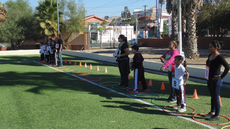 Alumnos y padres de familia participan en el Rally Juego y Aprendo