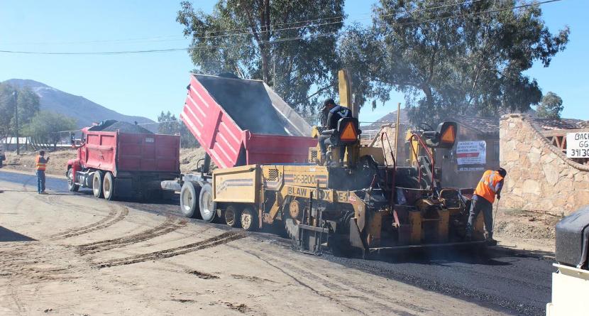 Inician trabajos de colocación de asfalto en Carretera Alimentadora en Cerro Azul