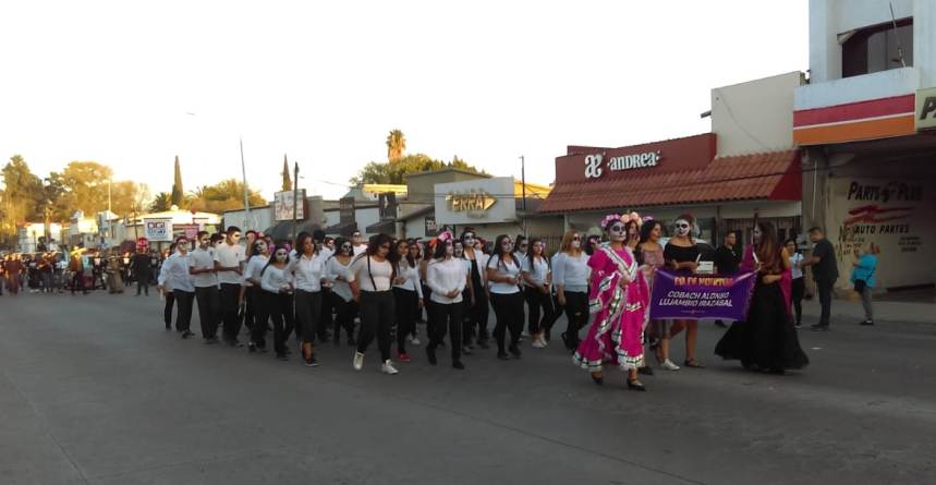 Cientos de tecatenses participan en desfile del Día de Muertos