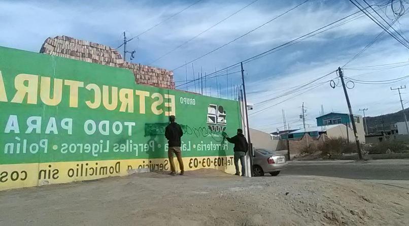 Menores de edad limpiaron grafiti en Tecate