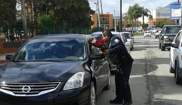 Policías reparten rosas por San Valentín