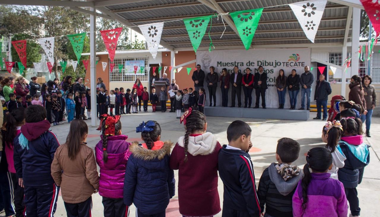 La niñez tecatense da muestra de su amor a la Bandera Nacional