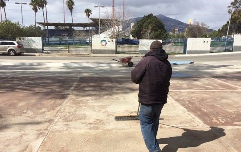 Dan mantenimiento a las instalaciones de la Unidad Deportiva Eufrasio Santana