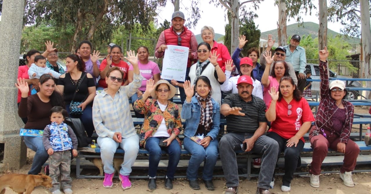 Firma Javier Urbalejo compromisos con comunidades rurales al sur de Tecate