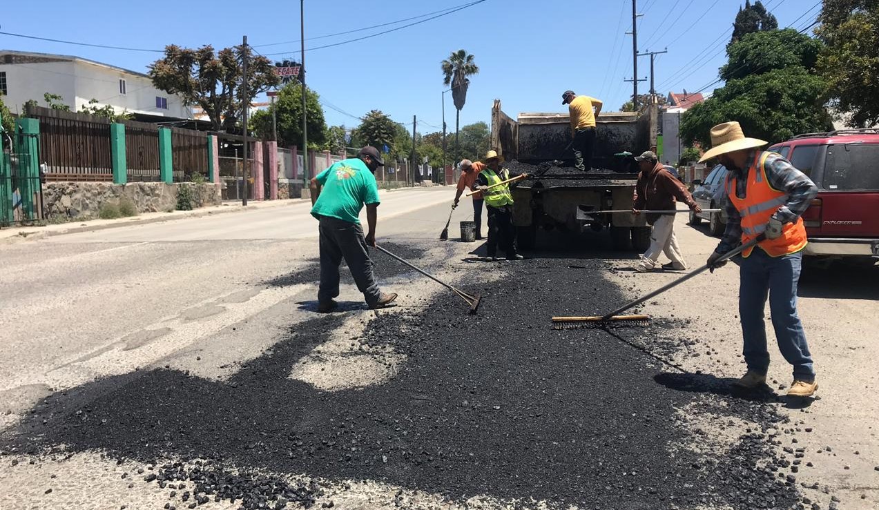 Realizan trabajos de bacheo y moto conformados en colonias de Tecate