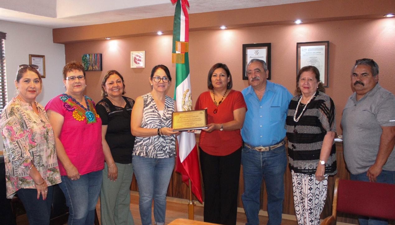 Maestros Jubilados del SNTE, entregan reconocimiento a Nereida Fuentes