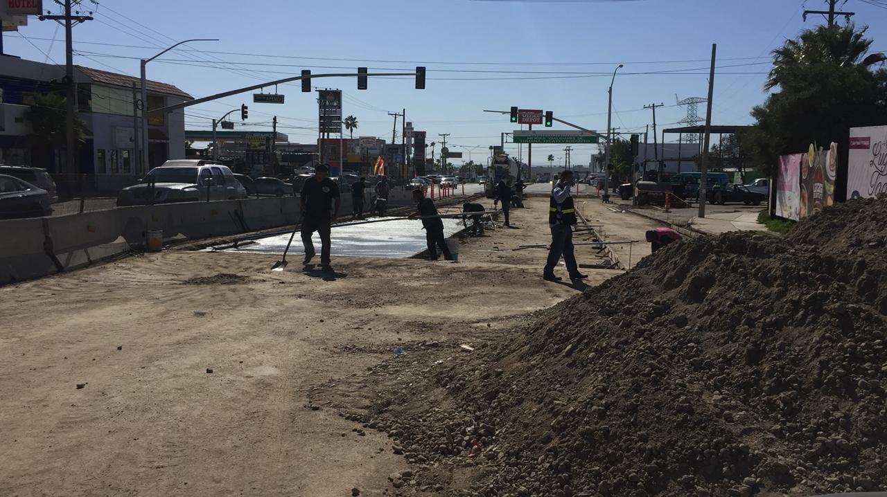 Supervisa Araceli Brown avance de obra en cruce de camino a Pemex y Benito Juárez