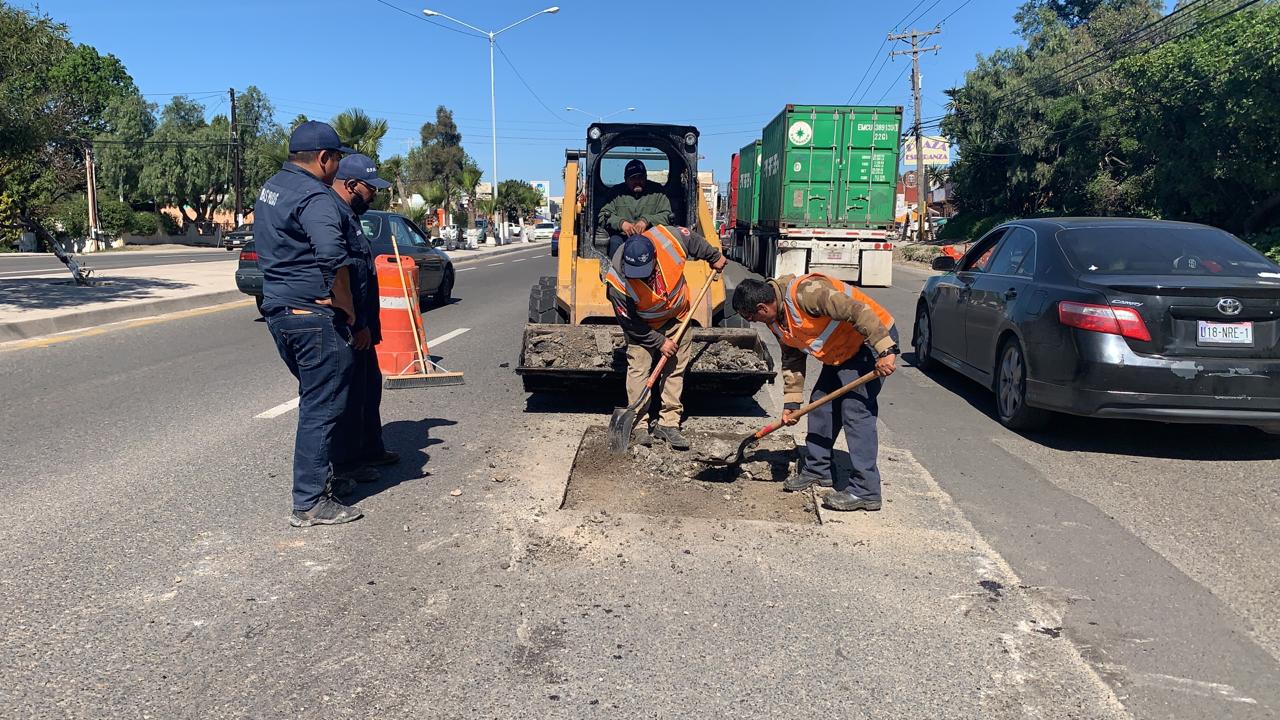 REALIZAN JORNADA DE BACHEO SOBRE EL BULEVAR BENITO JUÁREZ