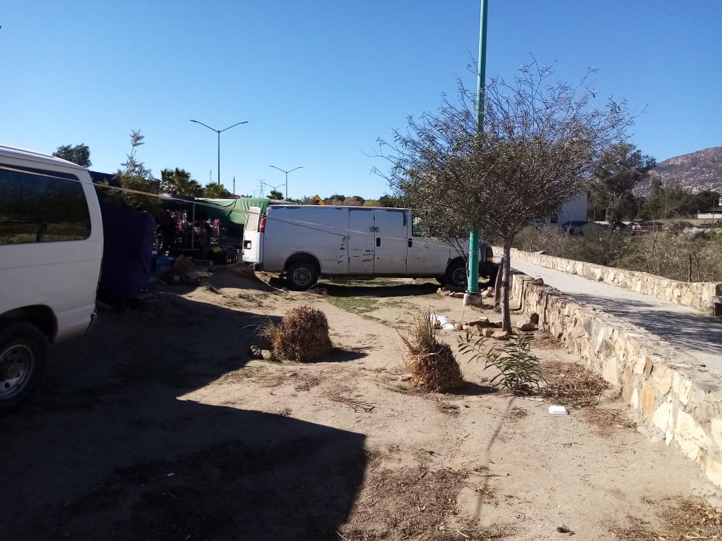 Continúan las quejas por sobre ruedas frente a CEARTE, dañan áreas verdes del Río Parque