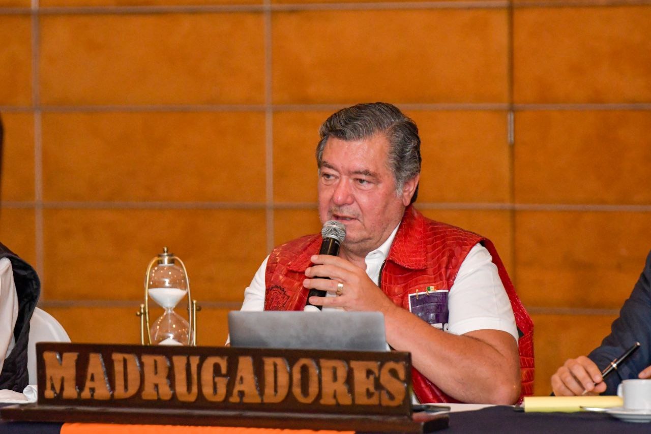 HANK RHON DOTARÁ DE INTERNET A LAS ESCUELAS PÚBLICAS DE B.C.