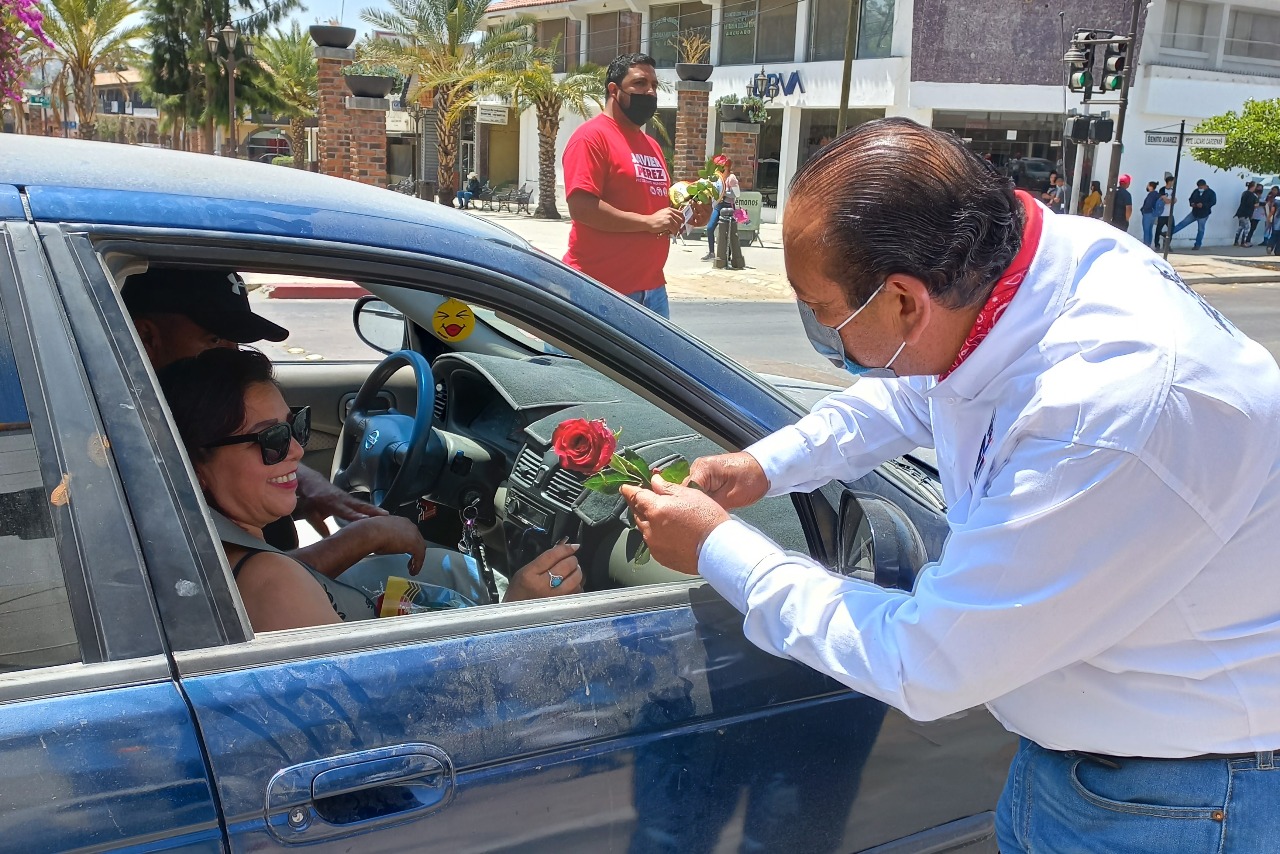 RECONOCE JAVIER PÉREZ A MADRES EN SU DÍA