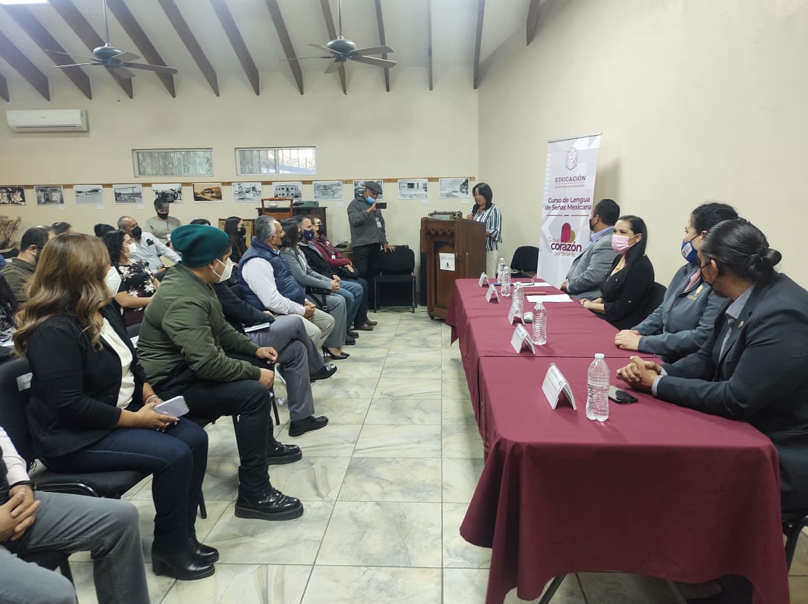 Integrantes de APT toman taller de lenguaje de señas