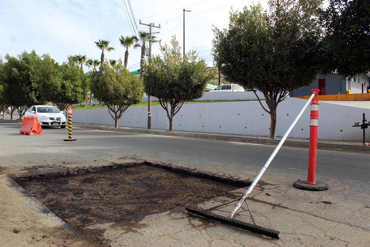 Tecate arranca programa de bacheo en Santa Anita