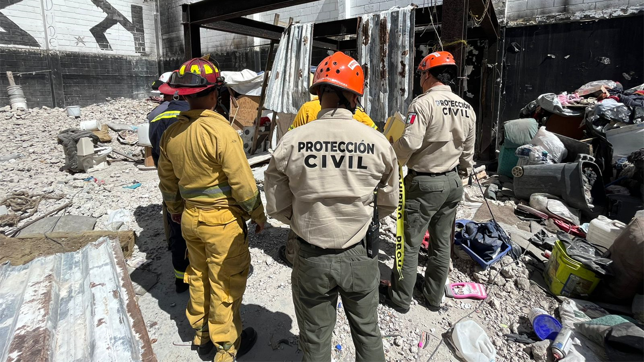 Colapsa techo y atrapa a dos personas en situación de calle