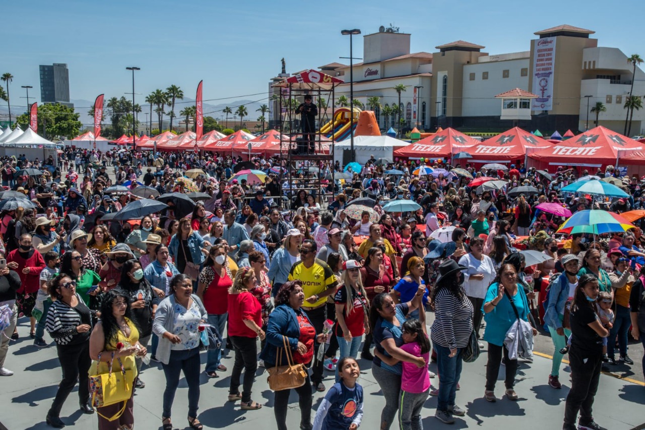 Celebra corporación Caliente a las madres