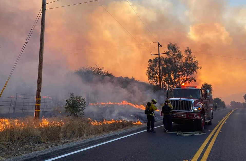 Sigue creciendo incendio en California; comienzan evacuaciones