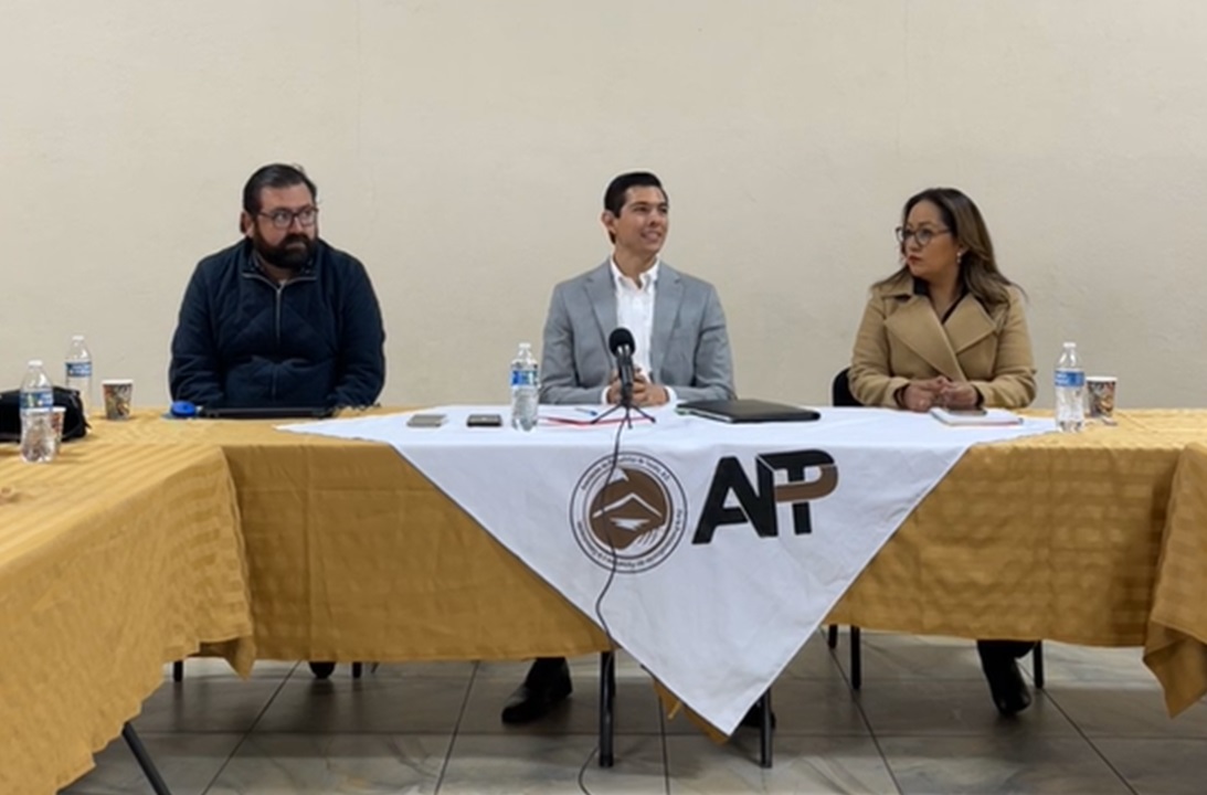 Recibe Asociación de Periodistas de Tecate al diputado Román Cota