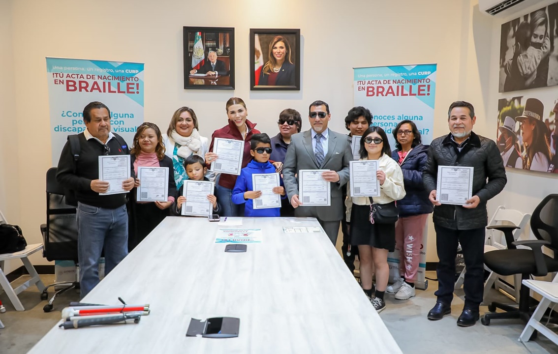 Entregan actas de nacimiento gratuitas en sistema braille
