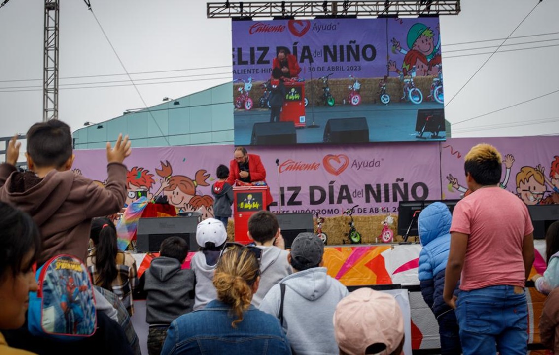 Celebra Corporación Caliente a los niños